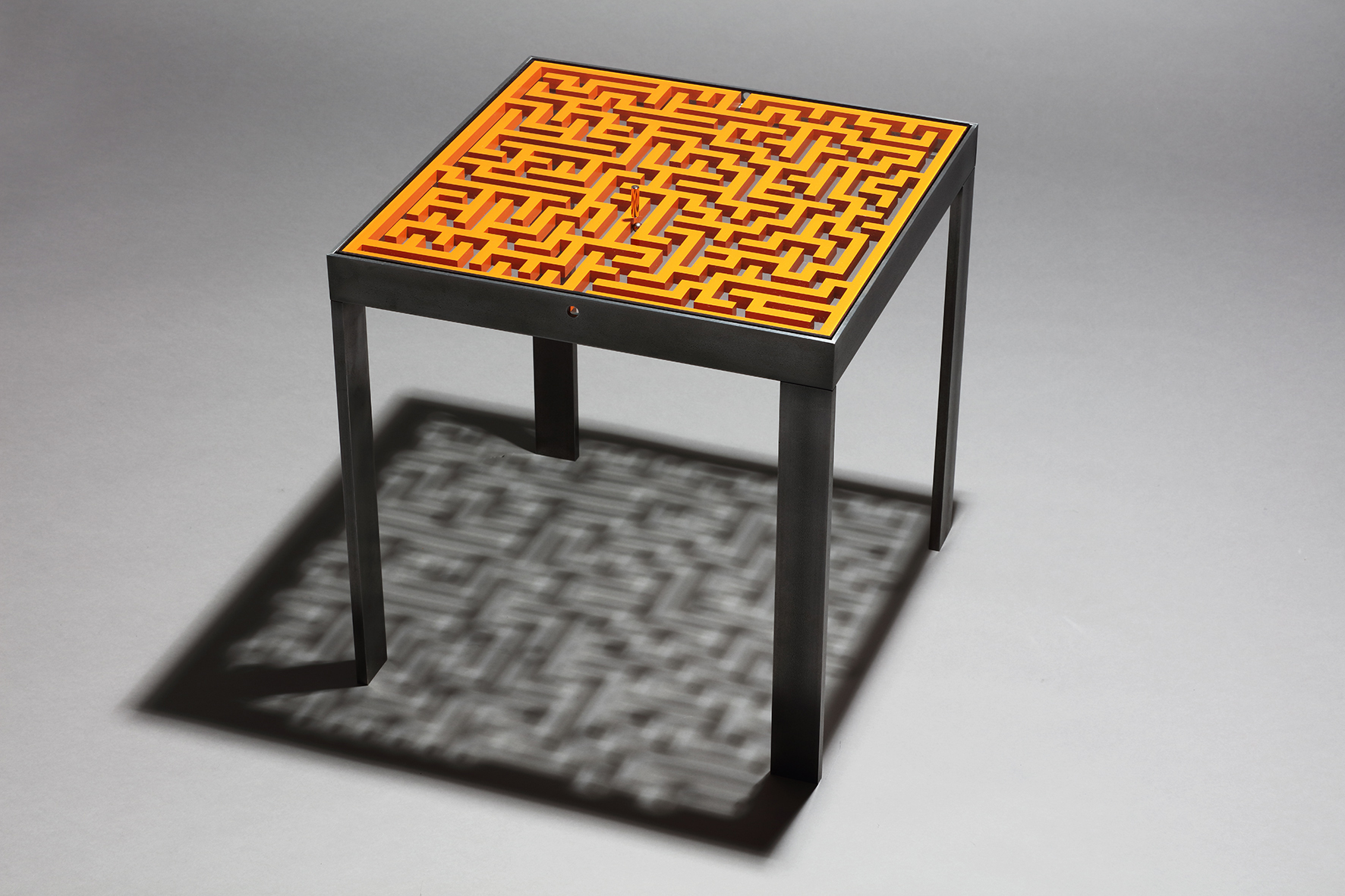 Table labyrinthe metal